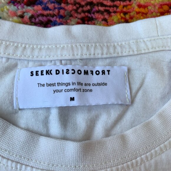 Seek Discomfort Tee-shirt - Picture 3 of 3